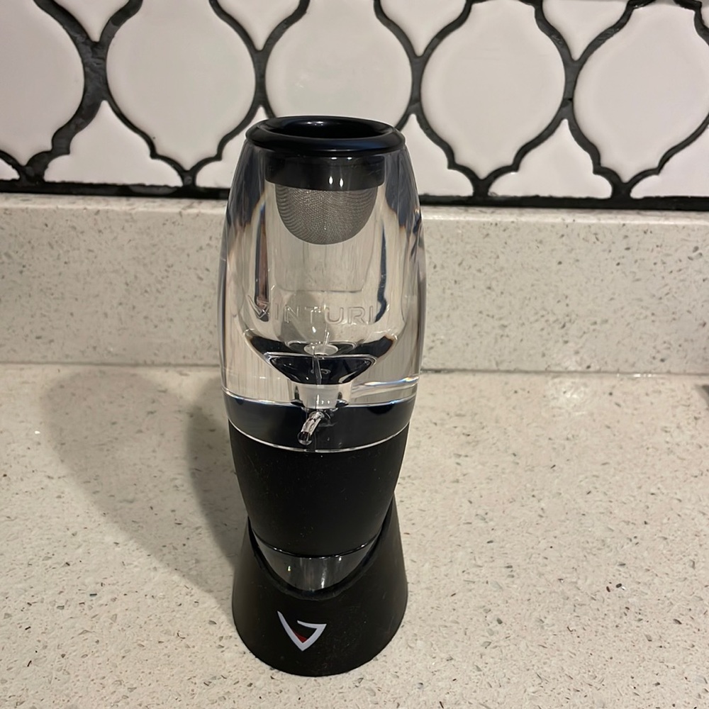 Vinturi V1010 Red Wine Aerator With No-Drip Stand, Black